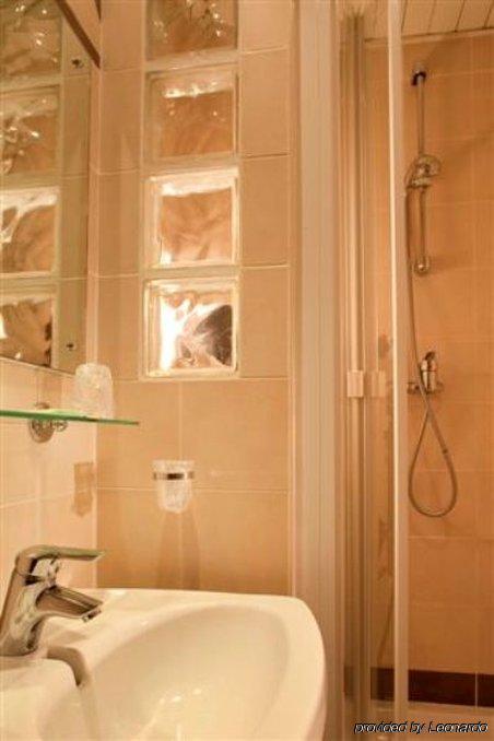 Eiffel Villa Garibaldi Paris Room photo